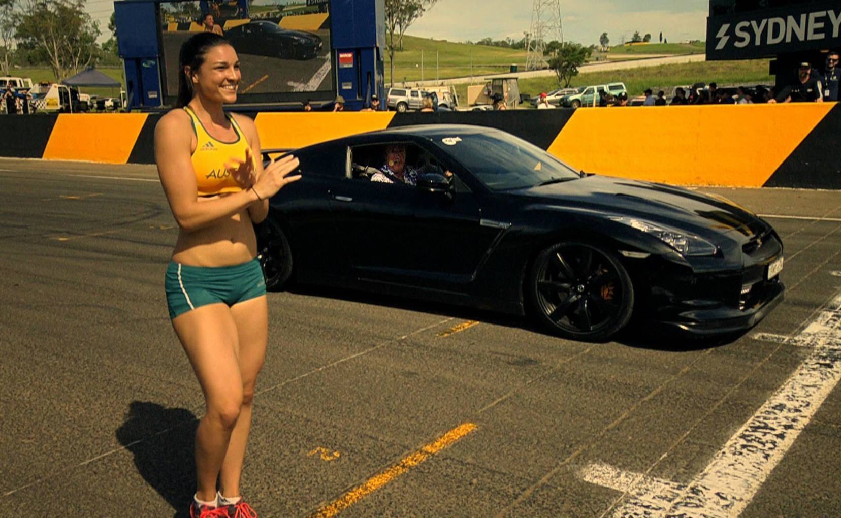 Uma curiosa corrida entre uma Atleta e um carro esportivo. Quem ganha?