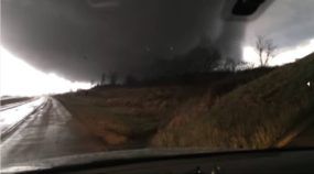 Homem filma um Enorme Tornado de dentro de seu Carro e leva um susto!
