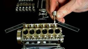 Fenomenal! Este é o menor motor V12 do mundo! Ele funciona incrivelmente e seu construtor é um artista!