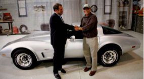 A Corvette deste homem foi roubada há 33 anos! Mas foi encontrada e a GM restaurou de presente para ele!