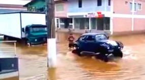 O dia em que um Fusca resgatou um caminhão Mercedes-Benz na enchente em Santa Catarina!