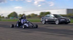 Desafio Insano: Mega Kart com 233cv (e motor da CBR1000RR Fireblade) enfrenta Audi e Porsche com mais de 1.000cv!