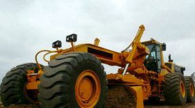 Um verdadeiro Monstro! Essa é a maior motoniveladora da Caterpillar, preparada (e adaptada) por engenheiros!