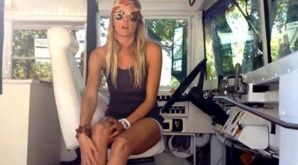 Ela converteu esse Ônibus Escolar em sua Casa (e mostra tudo em Vídeo incrível)