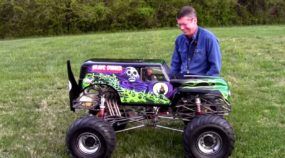 Com incrível Mini-Motor V8, esse cara criou a Picape Monstro RC dos sonhos! Veja ela em ação!