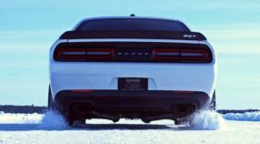 Insano: este Dodge Challenger Hellcat quer atingir sua velocidade máxima na neve!
