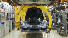 Como são construídos os lendários Porsche 911: vídeos incríveis mostram toda a fábrica!