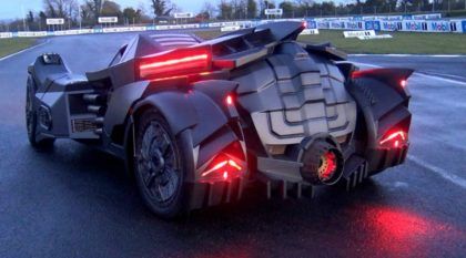 Um Lamborghini transformado em Batmóvel? Sente só o ronco estupendo do motor V10!