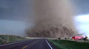 Assustador! Motorista chega muito perto de um gigantesco tornado e filma tudo!