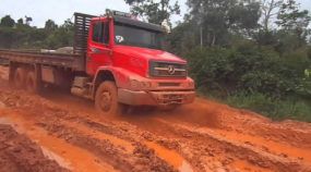 Top 10: Caminhões enfrentando barro e lama nas piores Estradas brasileiras