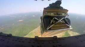 Incrível! É assim que Jipes Militares dos EUA são lançados para fora do avião!