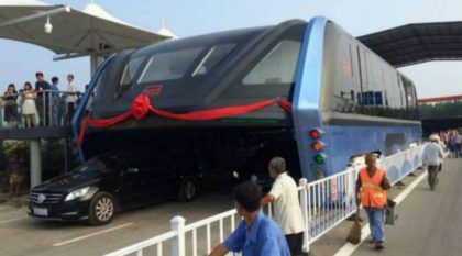 Agora é real! Vídeo revela o novo Ônibus que passa por cima de Carros (sendo testado na China)!