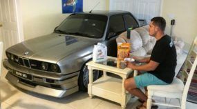Para salvar seu BMW M3 de furacão, esse cara guardou o carro na sala de casa (veja as imagens)