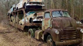 A misteriosa história do antigo Caminhão Cegonha abandonado (carregado com quatro Chevrolet 1956)