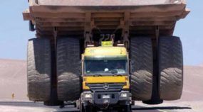 Trabalho pesado ao extremo! Vídeo mostra Mercedes-Benz Actros carregando caminhão gigante Caterpillar