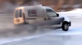 Diversão na neve em Renault Kangoo com motor Mercedes de 500 cavalos (diesel turbo)