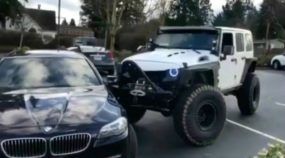 Dono de JEEP fica furioso e empurra BMW que estacionou ocupando duas vagas