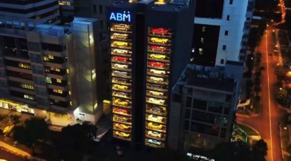 Novidade: Inaugurada a primeira super máquina (de 15 andares) com carros à venda