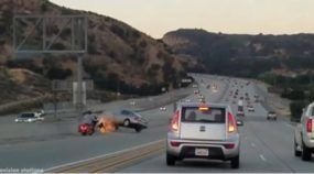 Motociclista chuta carro (em briga na estrada) e desencadeia acidente em série