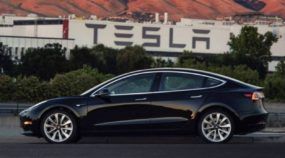 Novidade mundial: Vídeo vaza na internet mostrando o primeiro (chassi 0001) Tesla Model 3
