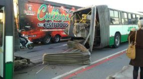 Susto: Vídeo flagra ônibus articulado se despedaçando (e partindo-se ao meio) em Santa Catarina