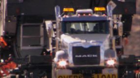 Trabalho pesado: Caminhões brutais puxam Cargas gigantescas em todo o Planeta