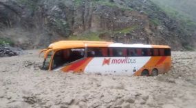 Vídeo: Ônibus enfrentam impressionantes deslizamentos de terra (e alagamentos) no Peru