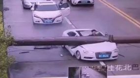 Flagra: Poste desaba brutalmente sobre Audi A3 (e motorista escapa por poucos centímetros)