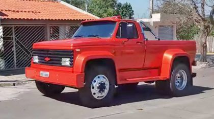 Caminhão Chevrolet D12000 é transformado em picape e faz sucesso por onde passa