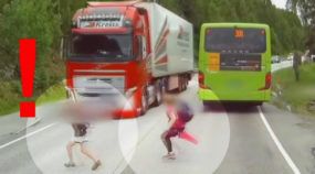 Flagra: Essas crianças se salvaram (por pouco) graças à frenagem automática do caminhão Volvo FH