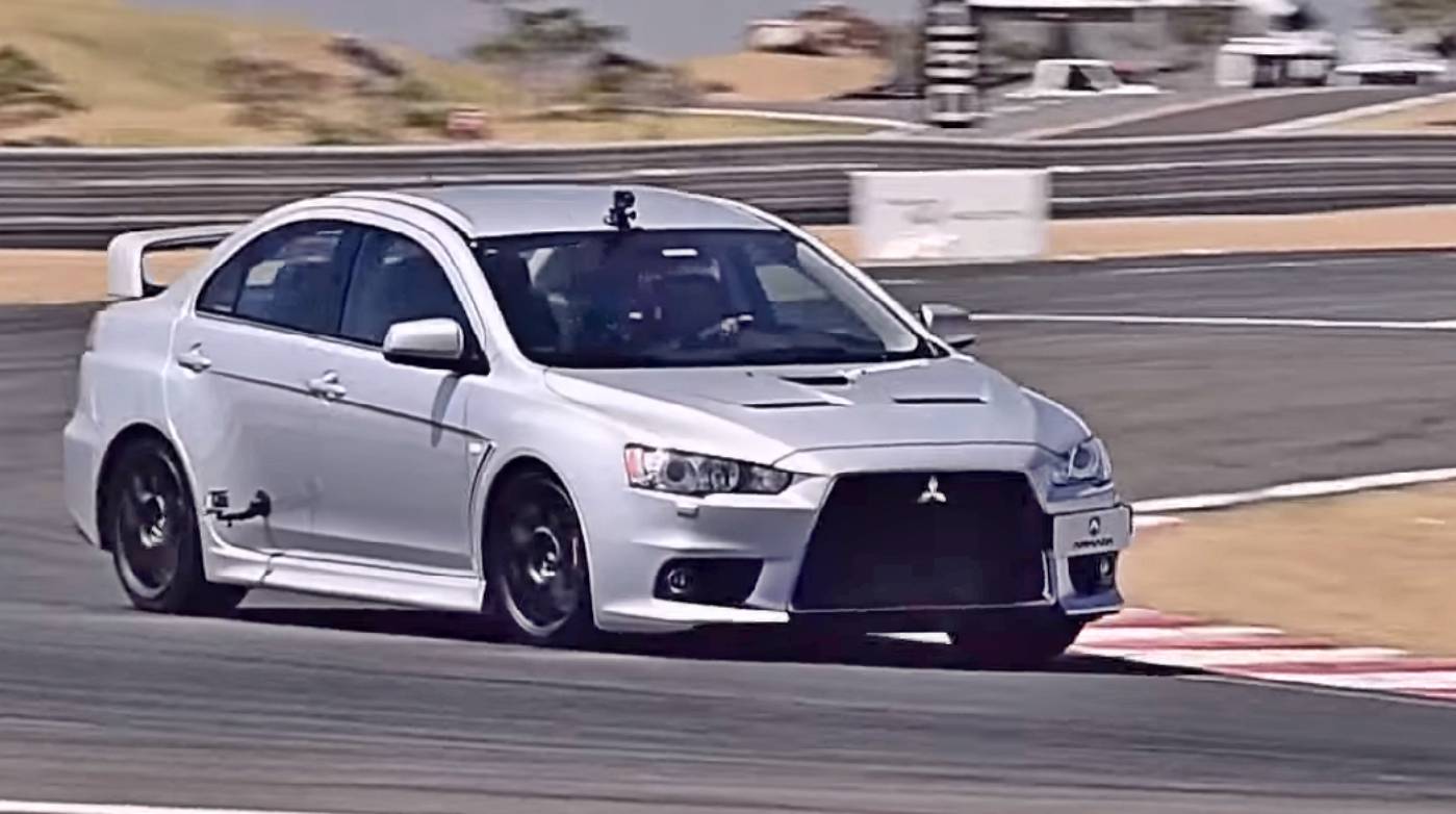 O mito japonês Mitsubishi Lancer Evolution X 500 cavalos) destrói