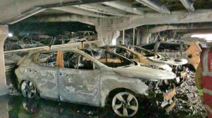 Incêndio impressionante destrói 1400 carros em estacionamento na Inglaterra (na virada de ano)