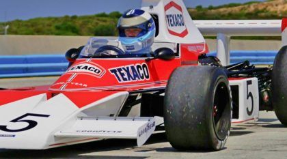 Mika Häkkinen acelera o lendário McLaren M23, carro campeão da F1 de 1974 nas mãos de Emerson Fittipaldi