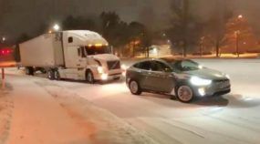 Tesla Model X é flagrado rebocando um caminhão Volvo morro acima durante uma nevasca