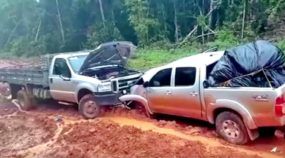 Picape Toyota Hilux acidente em estrada de terra pelo Brasil