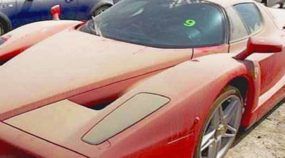 Ferrari Enzo vermelha abandonada em Dubai